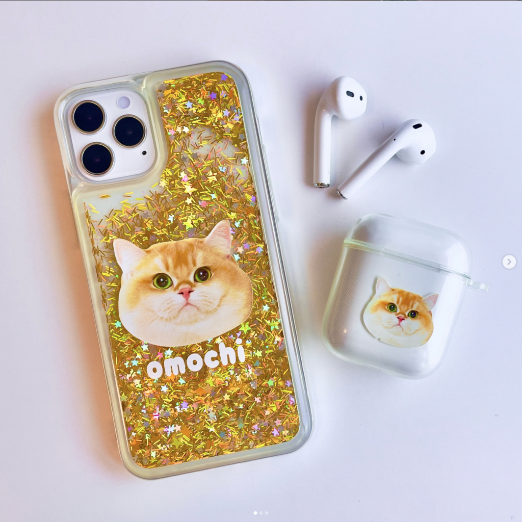 「omochi」と名前のついた猫の写真を使ったグリッターケースとAirPodsケースのセット