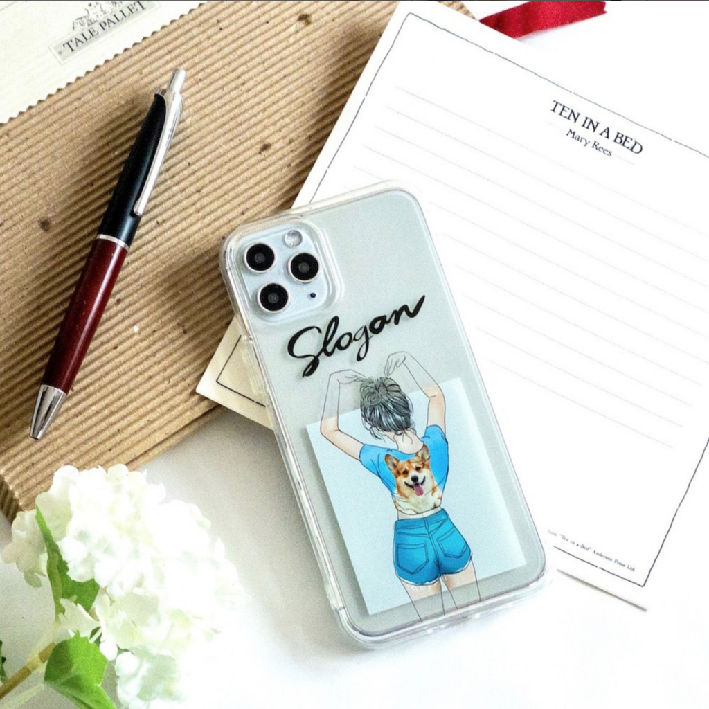 コーギー写真を入れた女性の後ろ姿が描かれた、イラスト入りスマホケース